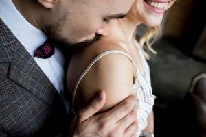 Поцелуй в плечо: скрытый смысл на разных этапах отношений