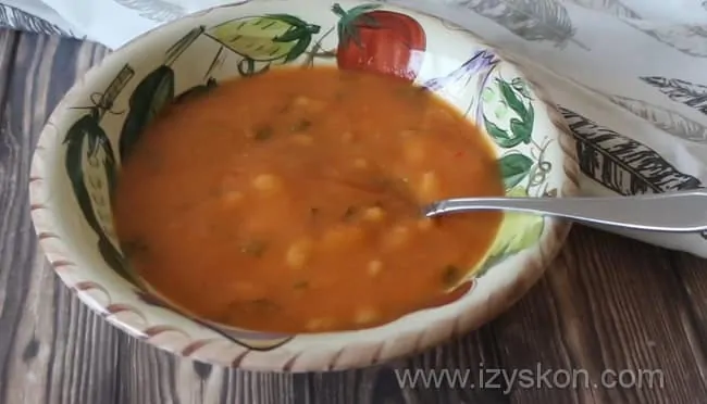 Подаем к столу наш томатный суп с болгарским перцем и фасолью