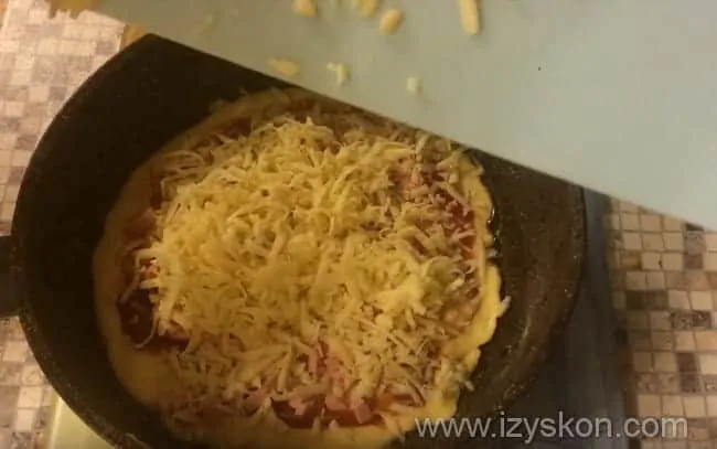 Detailed recipe for making homemade pizza in a frying pan