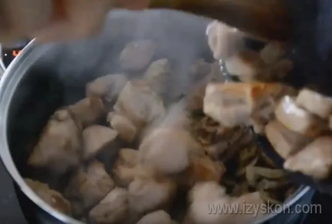 Подрумянившееся мясо перекладываем в кастрюлю к грибам.