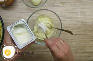 Mix the resulting mayonnaise with natural yogurt.