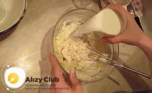 Along the way, add 250-280 ml of milk at room temperature to the dough