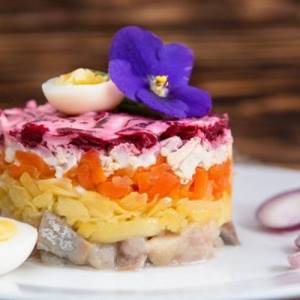 Порционный салат «Селедка под шубой» - рецепт с фото