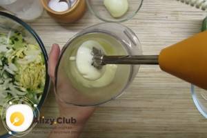 Посмотрите в нашем рецепте с фото, как приготовить заправку для салата с яичными блинчиками.