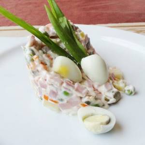 Праздничный салат Оливье с колбасой - рецепт с фото