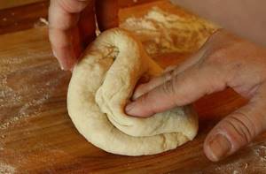 The advantage of pie dough without yeast is that it does not at all affect the taste of this baked product.