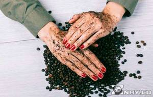 Application of coffee extract on the skin of the hands