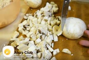 Cut the champignons into arbitrary pieces.