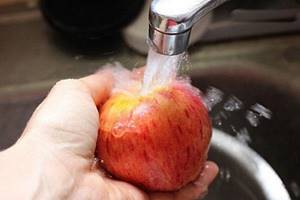 промыть и нарезать яблоко