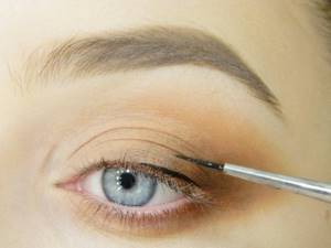 draw a thin arrow along the eyelash growth line