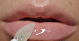 Transparent lip gloss