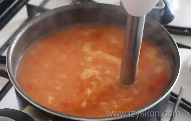 Пюрируем суп при помощи блендера