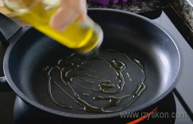 Heat a frying pan with sunflower oil.