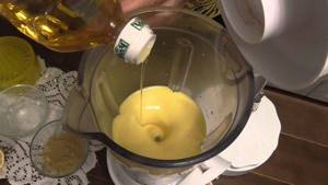 Разведите соду в кефире, добавьте взбитое яйцо