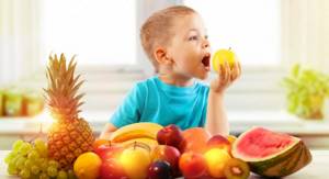 Ребенок и фрукты