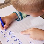 Ребенок учится красиво писать буквы