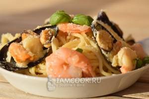 Recipe for pasta with seafood in creamy sauce