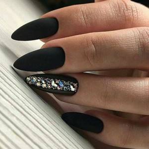 Luxurious manicure with rhinestones 2020-2021: fashion news and design trends