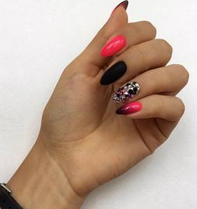 Luxurious manicure with rhinestones 2020-2021: fashion news and design trends