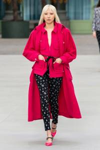 розовое пальто модные образы весна 2020