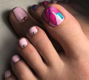 Pink pedicure with a pattern