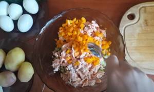 Salad with hot smoked fish