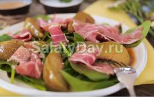 Salad with Parma ham and pear