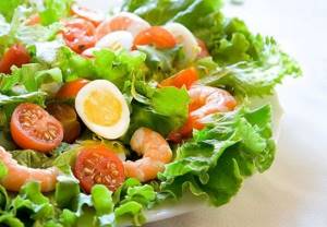 Салат с салатными листьями, креветками и перепелиными яйцами
