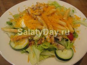 Салат с жареной картошкой соломкой и апельсином