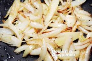Step 2: Fry the onion for 4-5 minutes in olive oil