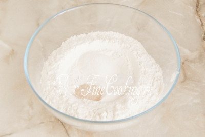 Шаг 3. Добавляем к муке быстродействующие дрожжи, сахарный песок и соль