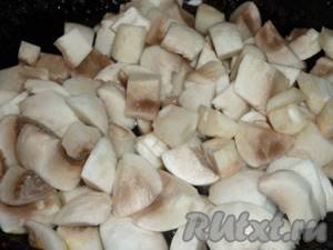 Peel, wash and cut the champignons into cubes. Fry the mushrooms in a small amount of vegetable oil until the liquid has completely evaporated, for 10-15 minutes, stirring occasionally. 