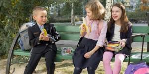 Школьники-едят-бананы-на-лавочке-питание-для-школьников-детская-диетология-Академия-Wellness-Consulting