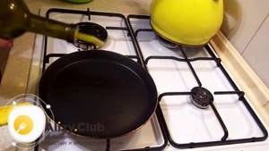 Heat the frying pan very hot and lightly grease its bottom with a small amount of vegetable oil.