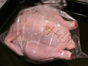 сколько запекать курицу в рукаве в духовке
