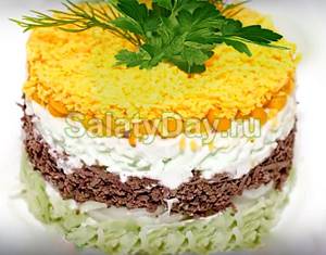 Слоеный салат из печени и маринованного лука