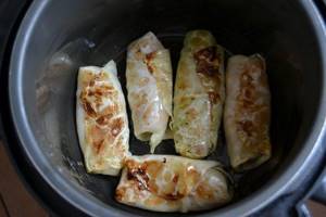 put cabbage rolls in a slow cooker