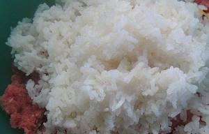 смешать фарш с рисом