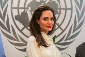 СМИ: Джоли намерена выйти замуж за британского бизнесмена