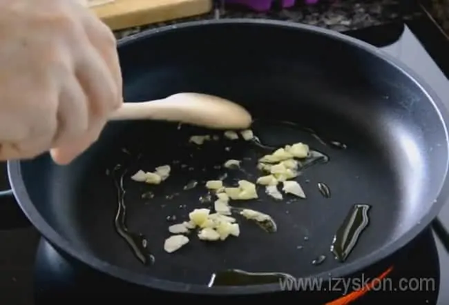First, fry the garlic in a frying pan.