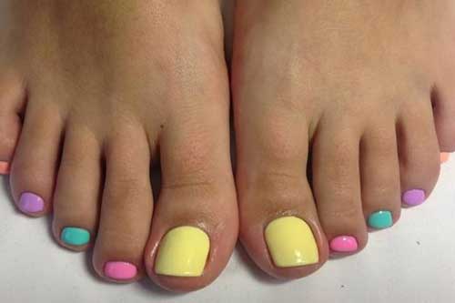A combination of several fashionable shades in pedicure 2018