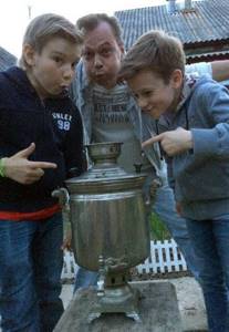 The soloists of the group “Denim Boys” Vladi and Andrey helped Uncle Volodya inflate the samovar