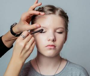 Creating eye makeup for a girl