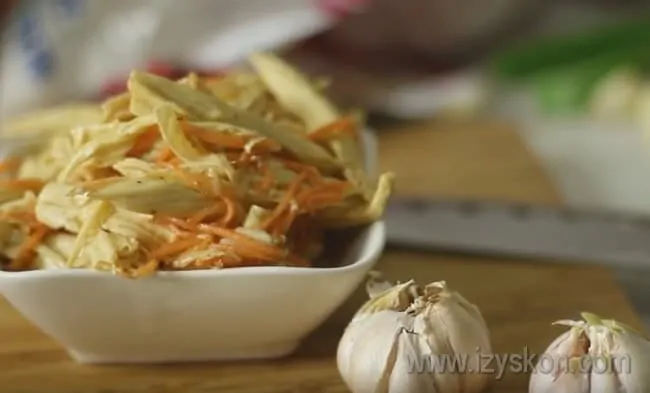Спаржа с морковью по корейски, приготовленная по такому рецепту, прекрасно дополнит самые разные гарниры.