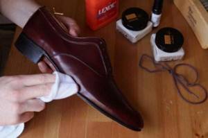 How to clean leather shoes
