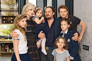Stas Mikhailov with his wife and children