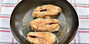 Pink salmon steaks in a frying pan: recipes, cooking features
