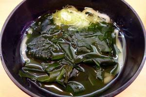 Soup with seaweed and egg