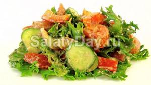 Fresh salad with nut dressing