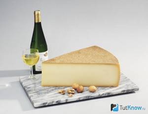 Raclette cheese, wine and nuts